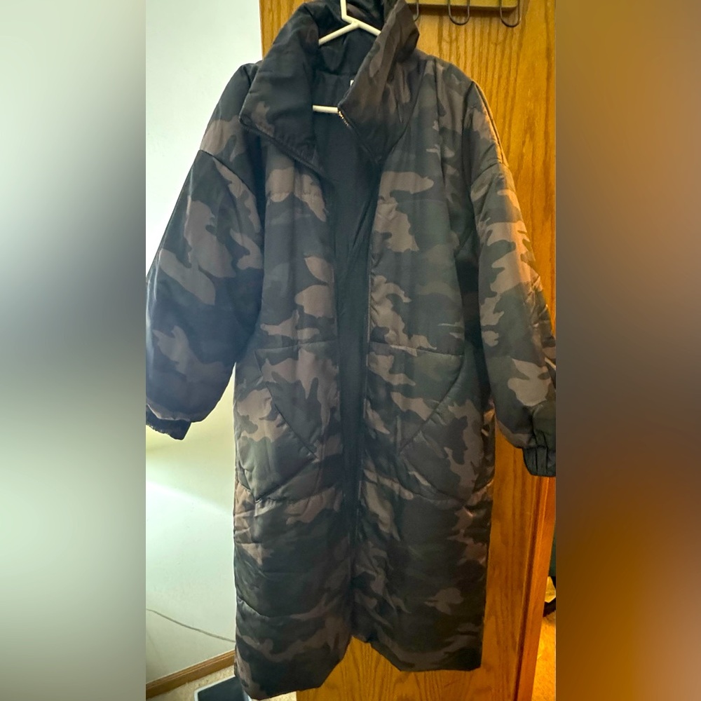 Like New Women’s Easel Full Length dark Camp Coat Size Large